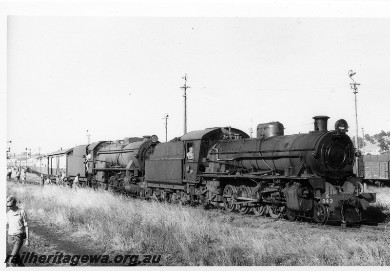 P18616
W class 943, V class 1217, on ARHS tour train, signals, Brunswick Junction, SWR line
