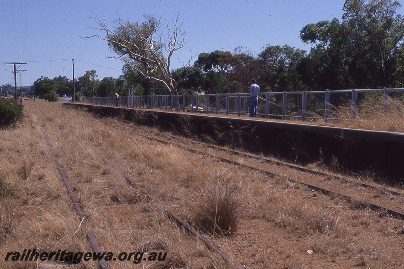 P19808
Platform, with fence, sightseers, tracks, Tredale, SWR line
