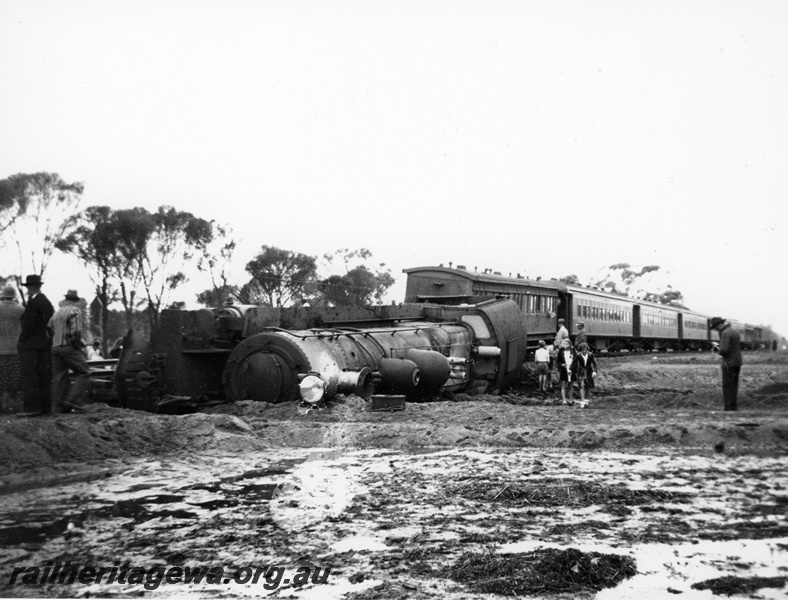 P20120
P class 444 on No. 8 Albany express derailed and laying on its side between Highbury and Norrogin,on the 23rd of January, 1939, GSR line, passenger carriages, onlookers, front and side view
