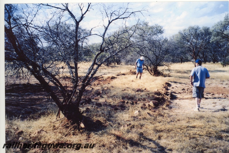 P20154
View of part of the route of the abandoned Murchison River manganese railway, two tourists
