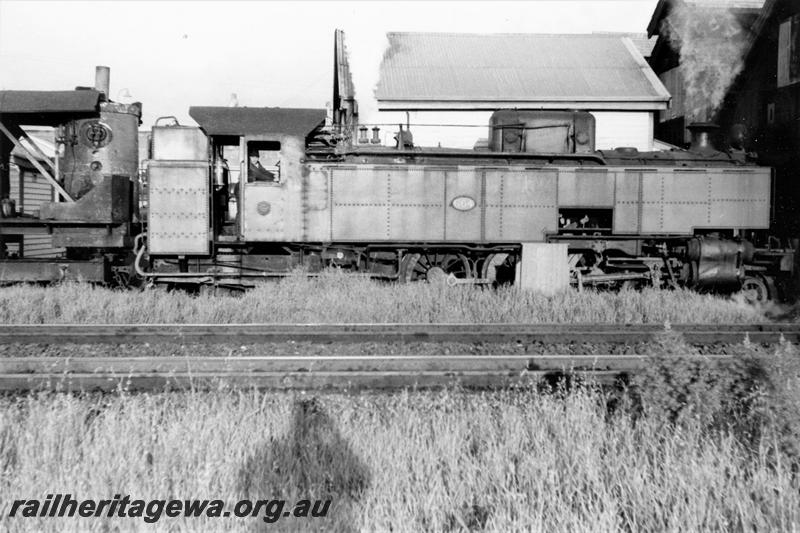P21108
UT class 664, mobile crane (part), tracks, East Perth running sheds, ER line, side view
