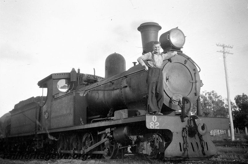 P21223
O class 82, crew member standing on the footplate, side and front view
