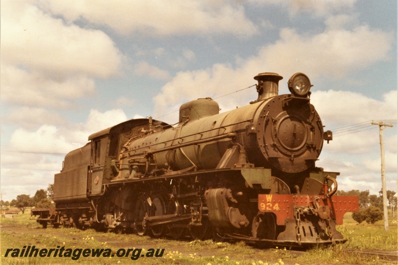 P21350
WAGR W class 924 stowed at Collie, side and front view
