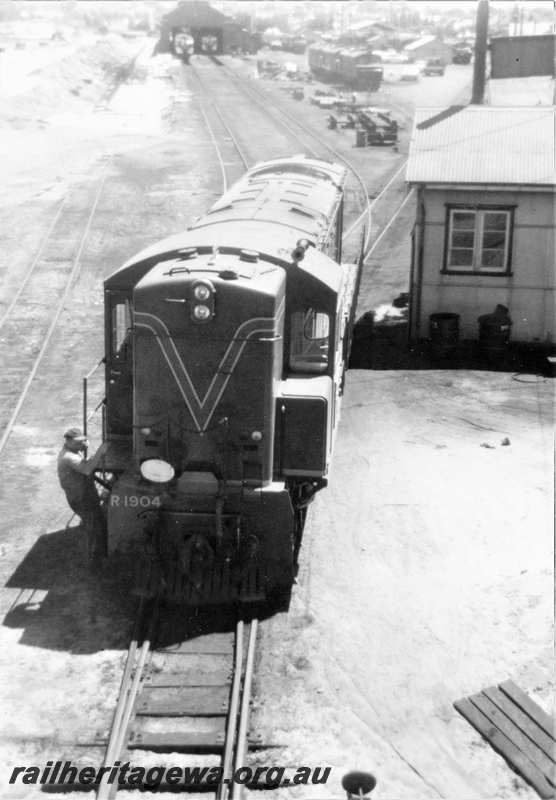 P21630
R class 1904, points, point lever, shed, trackside building, East Perth depot, ER line,  front view from elevated position
