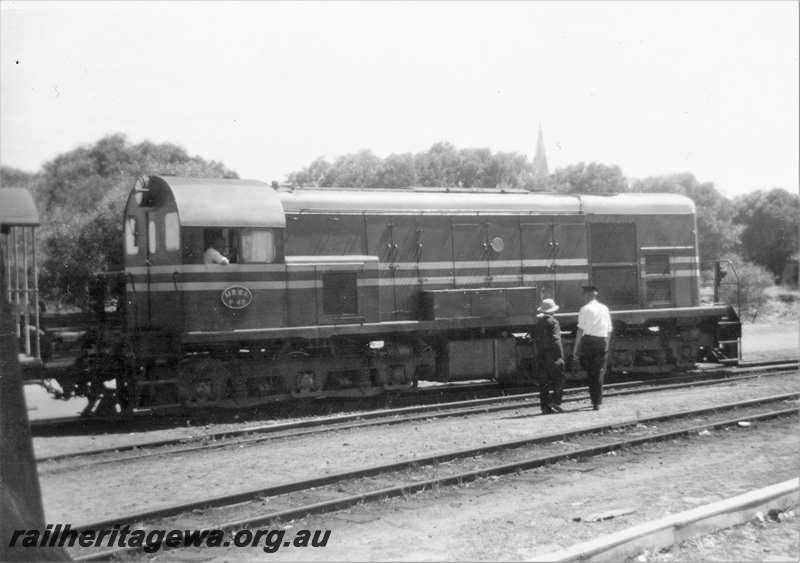 P21635
Ex MRWA F class 40, in MRWA livery, driver, workers, shunting at Subiaco, ER line, end and side view from trackside
