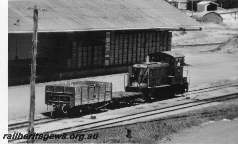 P21651
TA class, shunting wagons, points, shed, Albany docks, GSR line, end and side view
