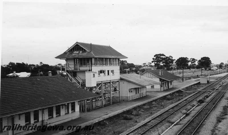 P21686
Platform, station buildings, signal box, trackside building, tracks, Merredin, EGR line, view from elevated position
