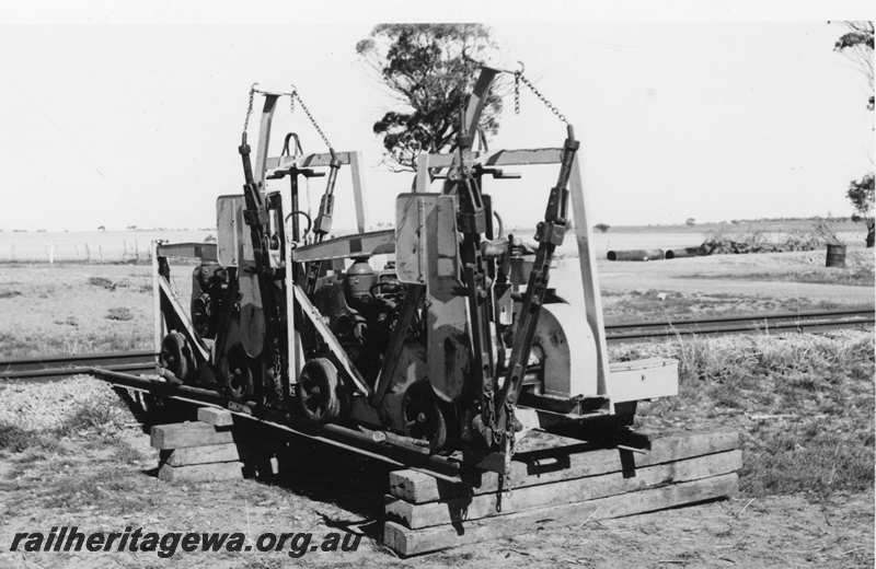 P21687
Track lifting machine, Doodlakine, EGR line, side and end view
