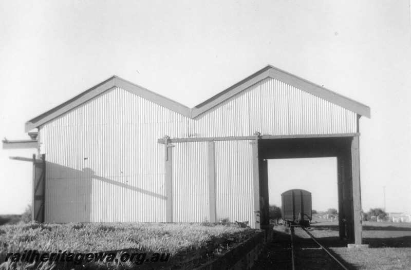 P21699
Goods shed, van, Menzies, KL line, view from track level
