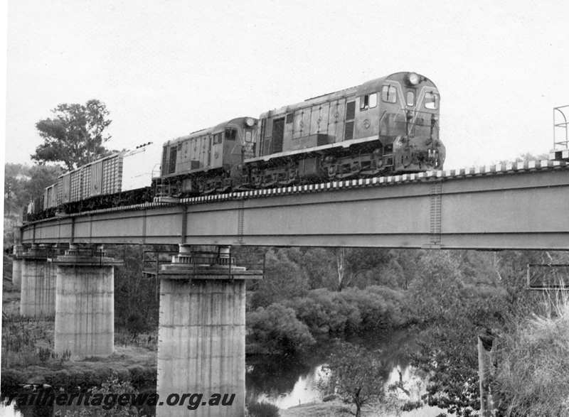 P21724
F class 40 and F class 46  crossing Blackwood River on approach to Bridgetown from Pemberton. PN line
