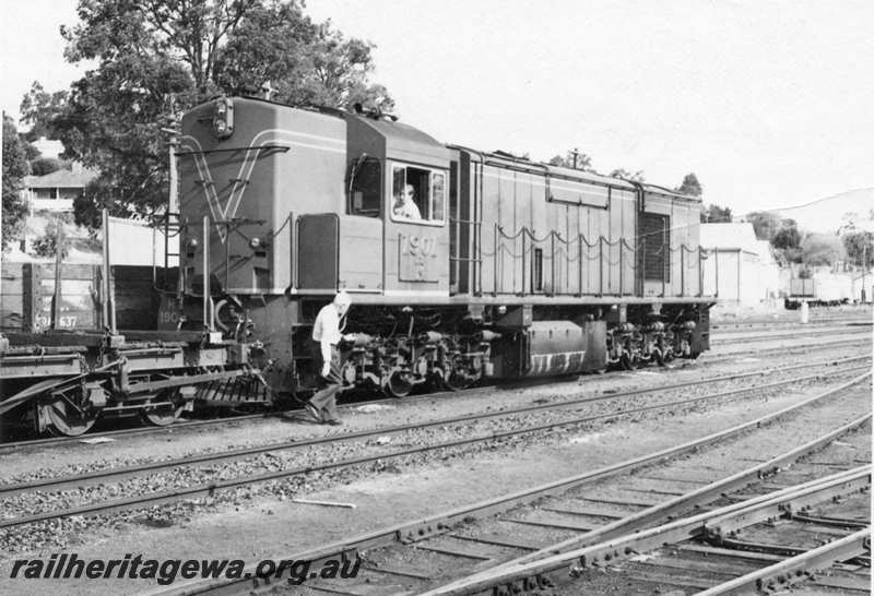 P21728
R class 1901 fitted with side chains, in Bridgetown yard. Rear view of locomotive. PN line 
