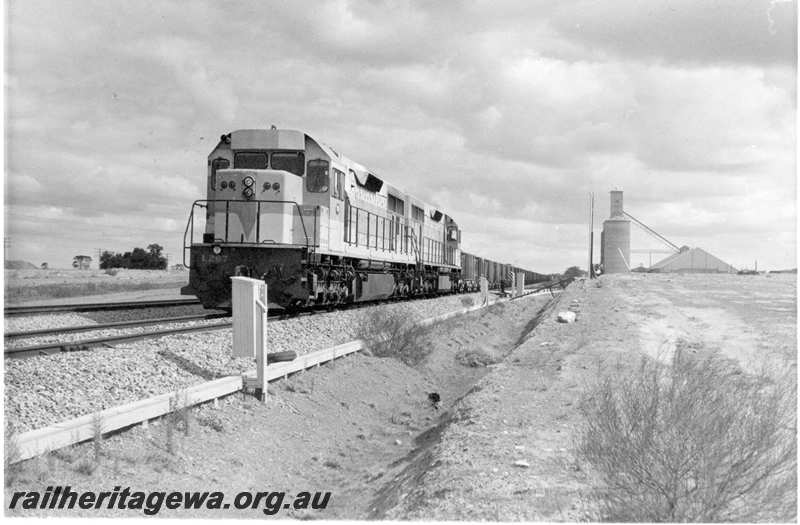 P21735
L class 267 and an unidentified L class haul an empty iron train to Koolyanobbing through Burracoppin. EGR line.
