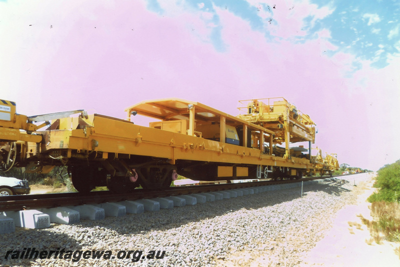 P22408
Wagons for carrying and laying concrete sleepers, end and side view from trackside
