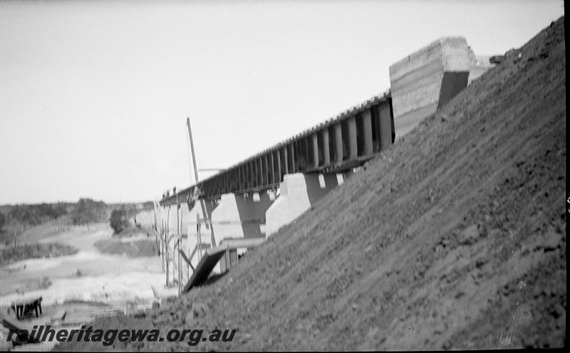 P23001
Eradu bridge crossing Greenough River construction, Eradu. NR line.
