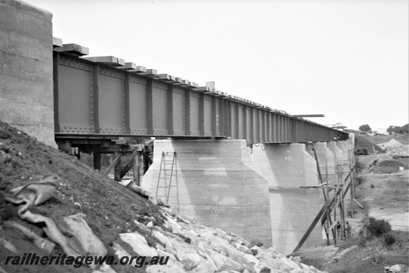 P23004
Eradu bridge crossing Greenough River construction, Eradu. NR line.
