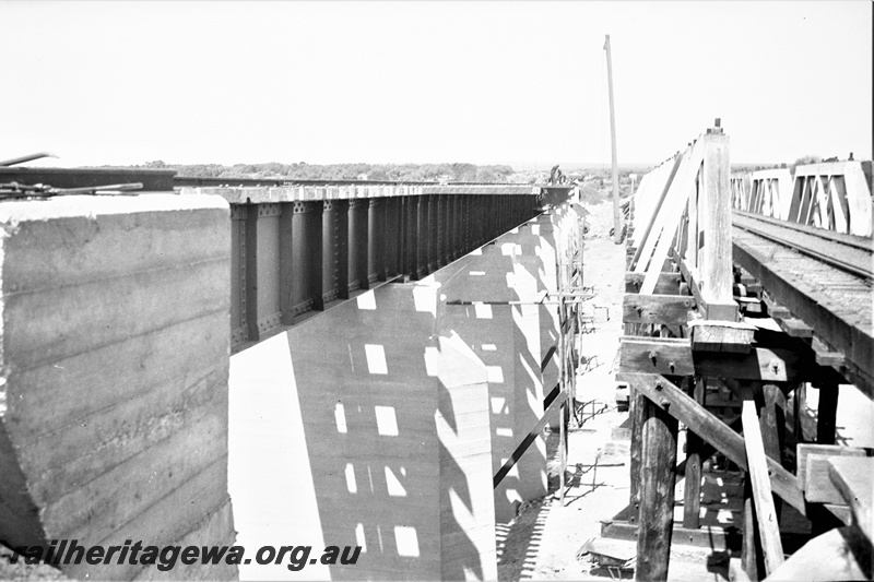 P23005
Eradu bridge crossing Greenough River construction, Eradu. NR line.
