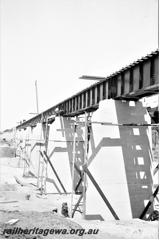 P23006
Eradu bridge crossing Greenough River construction, Eradu. NR line.

