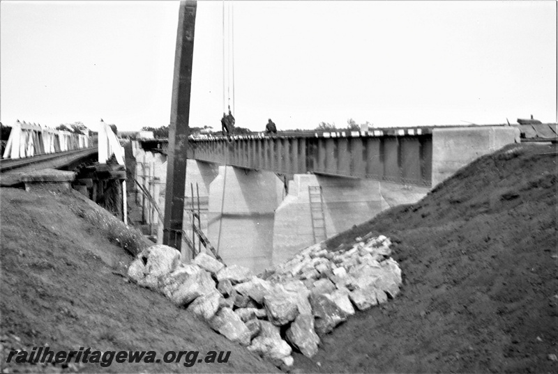P23007
Eradu bridge crossing Greenough River construction, Eradu. NR line.
