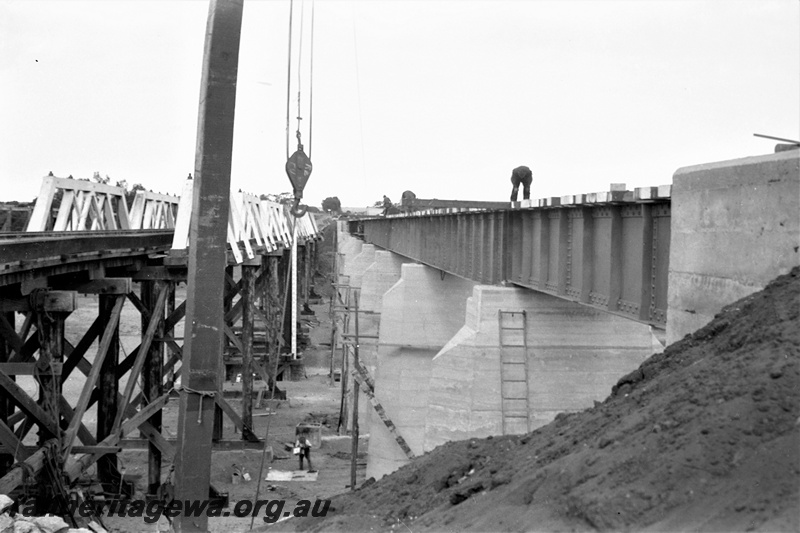 P23008
Eradu bridge crossing Greenough River construction, Eradu. NR line.
