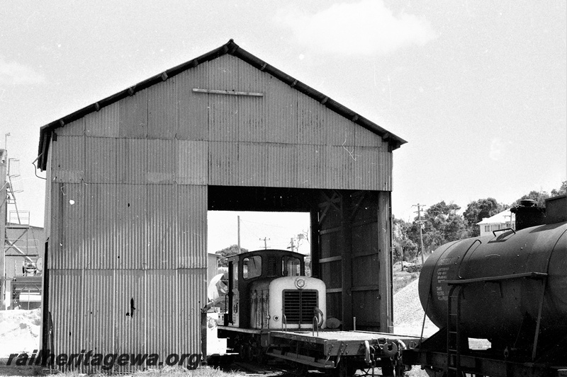 P23011
Z class 1151, shunter's float, tanker wagon, coaling shed, Albany loco depot, GSR line, side and front view
