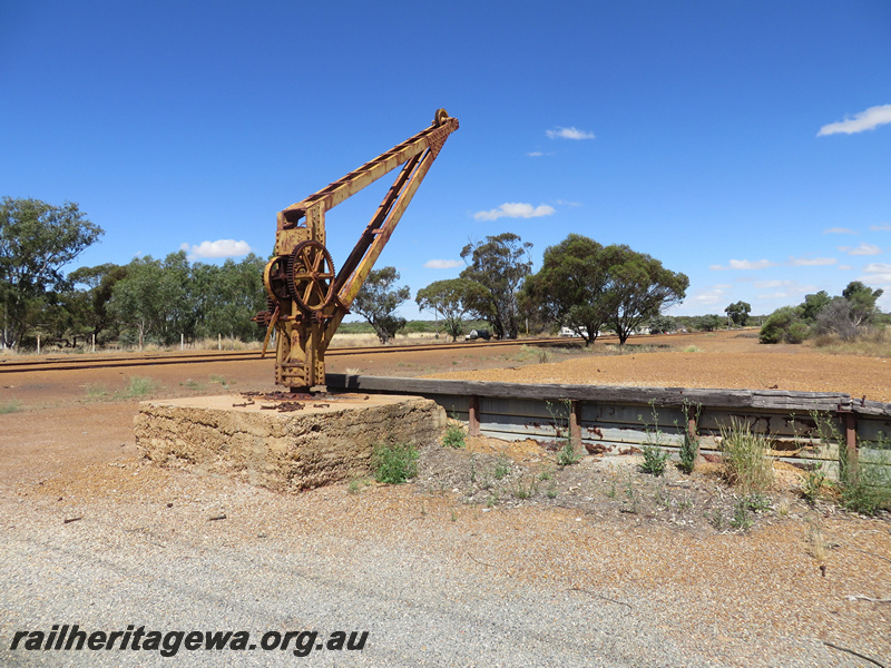 P23016
Fixed crane on concrete block, loading ramp, track, Buntine, EM line, view from ground level
