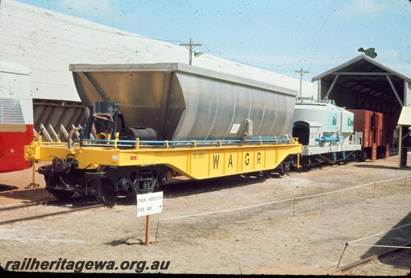 T00198
XB class bauxite wagon, Geraldton Exhibition, end and side view.
