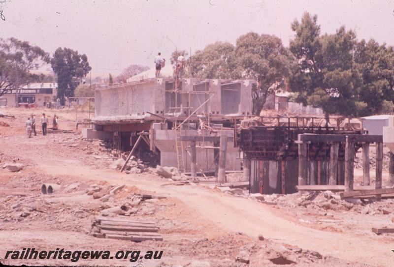 T00208
1 of 5 views of the construction of the dual gauge concrete bridge over the Avon River at Northam for the Standard Gauge Project. View from the west bank.
