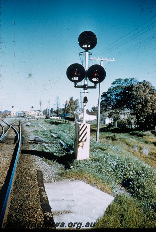 T00251
Triple headed colour light signal, Pinjarra, SWR line. Same as T0136.
