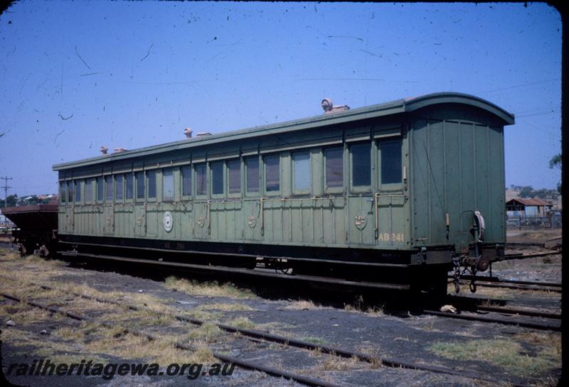 T00252
AB class 241 carriage, green livery, side and end view
