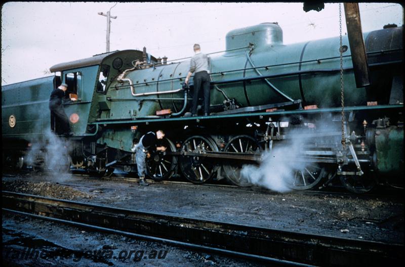 T00265
W class loco, East Perth loco depot, staff preparing loco for service
