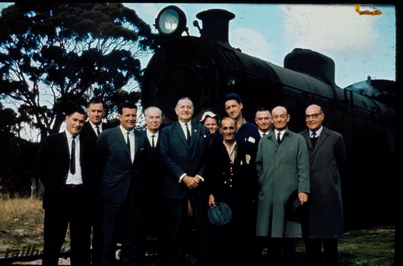 T00275
Commissioners Inspection tour, east of Katanning en route to Pingrup, KP line, Commissioner of Railways Mr. C. G. C. Wayne and staff posing in front of loco 
