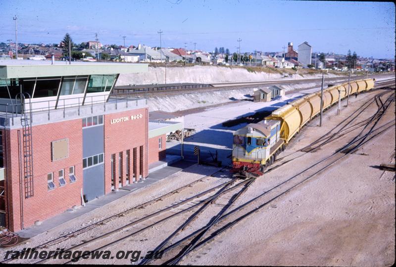 T00613
J class loco, grain wagons, Yardmaster's office, Leighton, looking south
