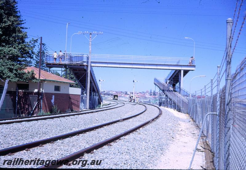 T00752
Footbridge, over narrow and Standard Gauge, to the Fisherman's Harbour, Fremantle
