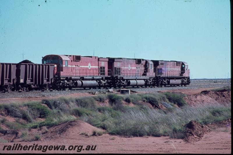 T00878
Mt Newman Mining locos, triple heading, on iron ore train
