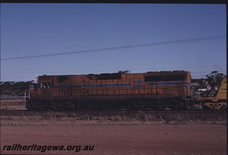 T01385
L Class 256, orange livery, side view, heavily weathered, West Kalgoorlie, EGR Line
