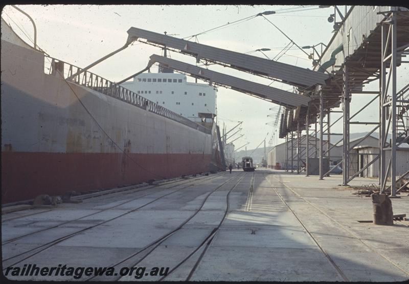T01942
Wharf, Albany, loading wheat onto ship
