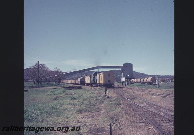 T02088
Grain loading facility, Bellevue, wagons being loaded
