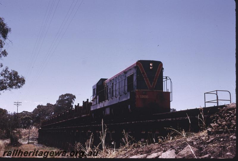 T02622
A class 1506, trestle bridge, Spring Hill, iron ore train bound for Wundowie
