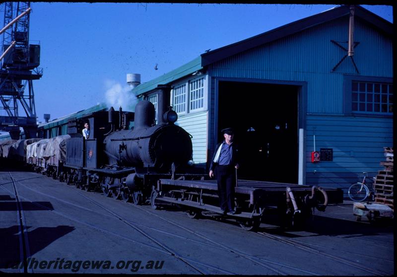T03483
G class 123, shunters float with shunter, wharf, Fremantle, shunting
