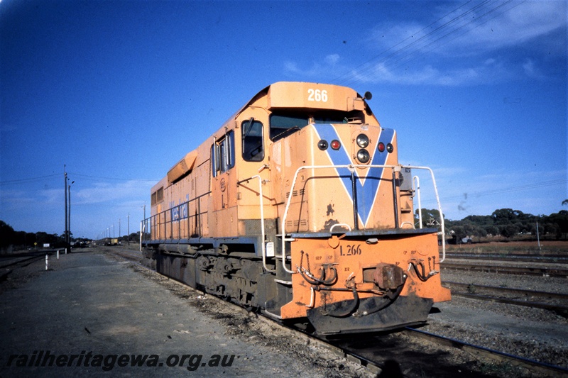 T05422
L class 266, West Kalgoorlie, EGR line, side and front view
