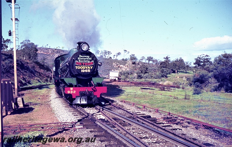 T05553
W class 932 approaches Swan View  hauling ARHS tour train to Toodyay. Upper quadrant signal to left of train  and dead end siding in background. ER line

