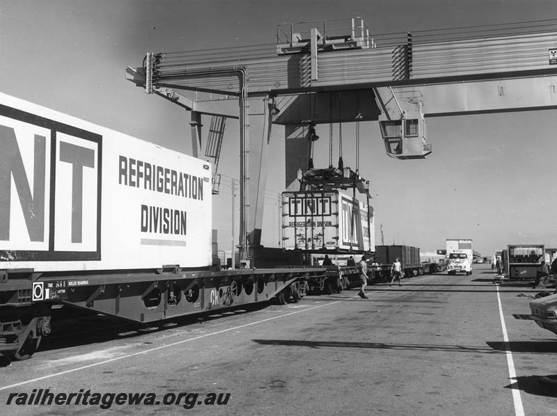 P00281
Standard gauge container wagons, overhead gantry crane, loading containers

