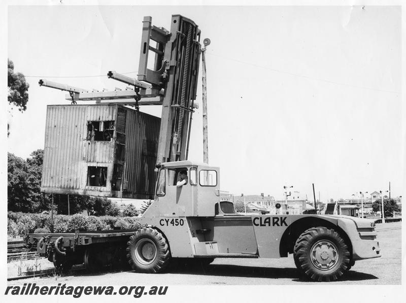 P00282
Container forklift CY450, loading a container onto a flat wagon, Claremont, side view
