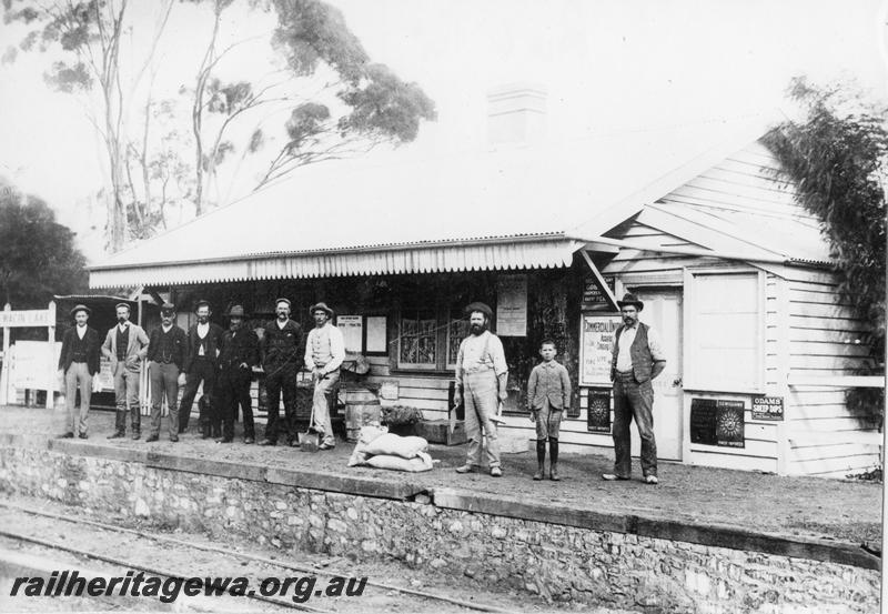P00341
Station building, Wagin Lake, GSR line, trackside view with the station staff on the platform, same as P7376.
