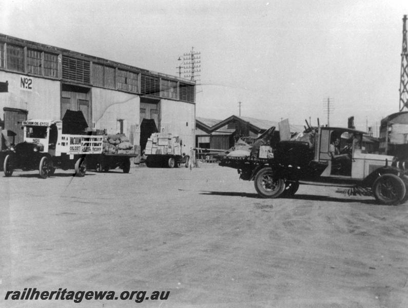 P00381
Perth Goods shedNo.2, private motor vehicles collecting goods

