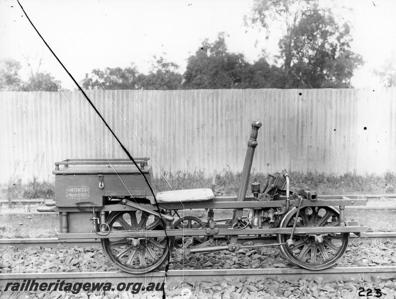 P00410
Ganger's tricycle with an internal combustion engine, front view
