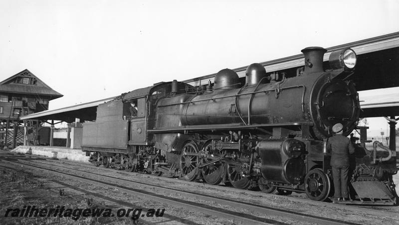 P00472
P class 441 (renumbered to P class 501 on 13/6/1947), signal box, Kalgoorlie Station, side and front view
