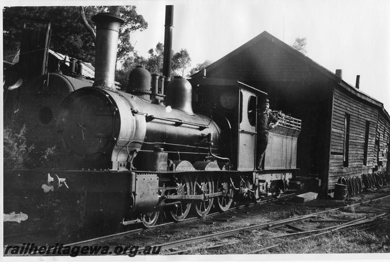 P00489
A class 3 (3rd) at Whittaker's Mill, North Dandalup, loco shed, front and side view.
