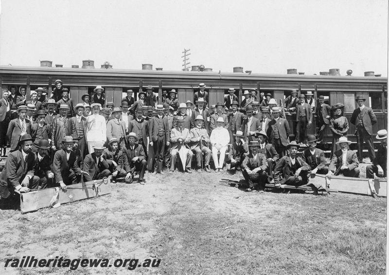 P00521
AA class carriage, men in civilian clothes in front of the carriage, possibly for a first aid competition.
