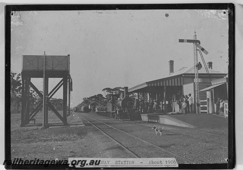 P00527
MRWA B class loco, station building, water tower, signal with two arms facing in opposite directions, Moora, MR line
